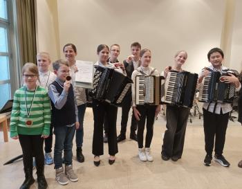 Teilnehmer des Akkordeon-Musikpreis der Kreismusikschule mit Medaille und Urkunde