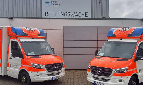 Zwei sich gegenüberstehende Rettungswagen