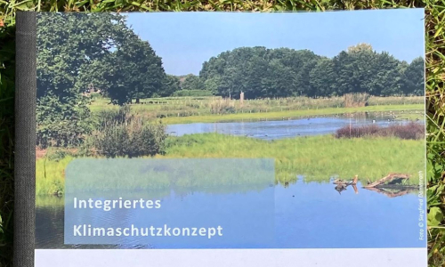 Integriertes Klimaschutzkonzept für den Kreis Viersen - Publikation liegt auf einer Wiese