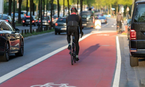 Radfahrer auf einem Radweg auf einer belebten Straße