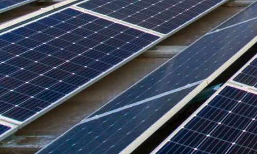 Photovoltaik-Panels auf einem Dach