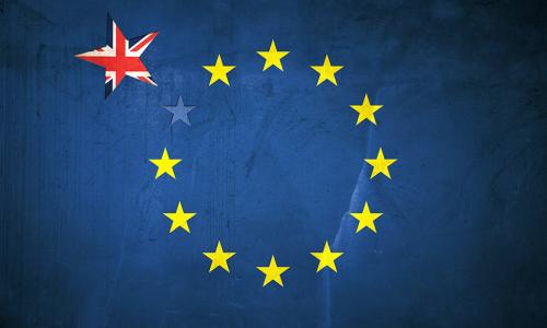 Europaflagge mit gelben Sternen, ein Stern in den Farben von Großbritannien verlässt den Kreis
