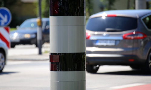 Blitzeranlage an einer verkehrsreichen Straße 