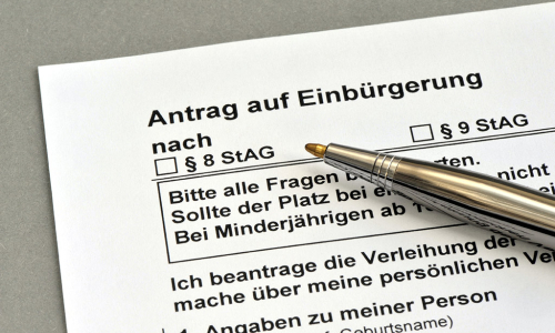 Formular Einbürgerungsantrag mit Kugelschreiber