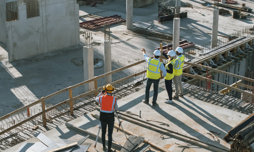 Ingenieure und Vermesser auf einer Baustelle aus der Vogelperspektive