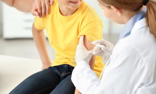 Kinder erhält Impfung