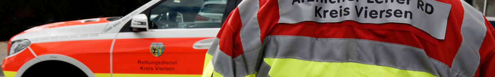 Ärztlicher Leiter des Rettungsdienstes geht auf ein Rettungsfahrzeug des Kreises Viersen zu