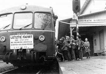 Schulkinder steigen am 21.05.1982 in Grefrath in den letzten Zug zwischen Neuwerk und Kaldenkirchen
