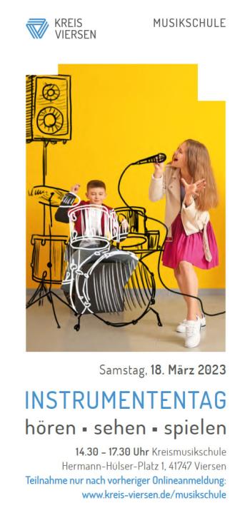 Instrumententag März 2023 - Mädchen singt in ein Mikrofon, ein Junge spielt Schlagzeug