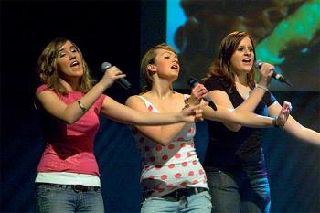 Junge Frauen Singen zu dritt