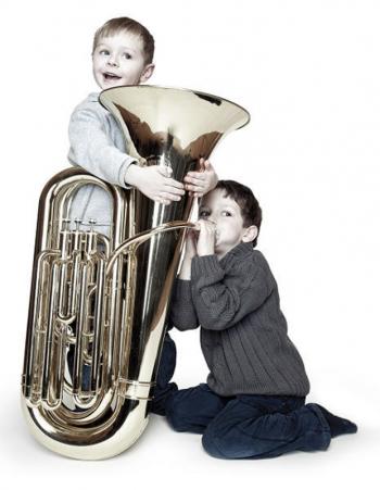 Zwei kleine Jungs mit einer Tuba