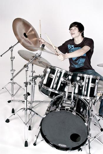 Jugendlicher spielt Schlagzeug
