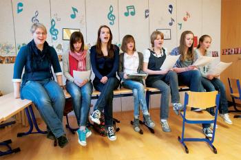Gesangsschüler üben im Unterricht