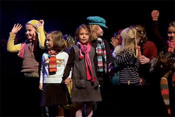 Jüngere Kinder kostümiert in einem Musiktheaterstück