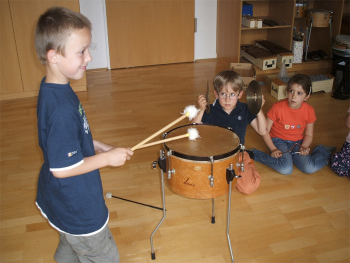 Kleinkinder musizieren miteinander