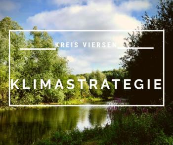 im Hintergrund: Fluss umgeben von grünen Bäumen und Sträuchern, davor Text "Kreis Viersen - Klimastrategie"