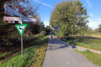 Radweg mit Radwegebeschilderungssystem