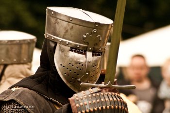 Ein Ritter in Rüstung mit gezogenem Schwert