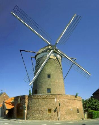 Streuffmühle – die über 200 Jahre alte Turmwindmühle ist das Wahrzeichen von St. Tönis