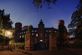 Stimmungsvolle Abendaufnahme der Burg Kempen