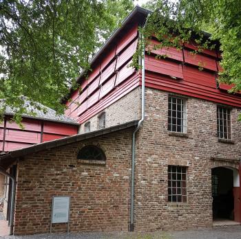 Backsteingebäude mit roter Holz-Vertäfelung