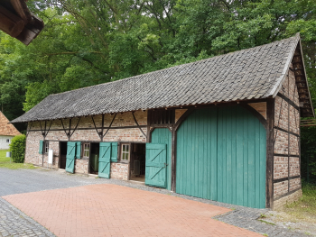 altes Gebäude mit drei Schiebetüren und einem großen Hoftor