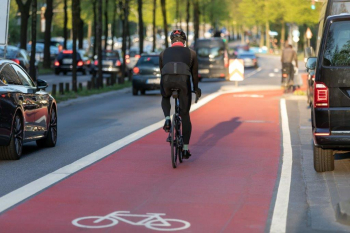 Radfahrer auf einem Radweg auf einer belebten Straße