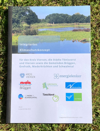 Integriertes Klimaschutzkonzept für den Kreis Viersen - Publikation liegt auf einer Wiese