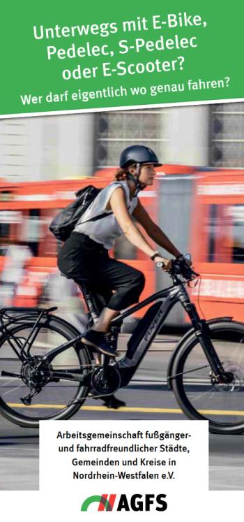Titelbild des Faltblatts "Unterwegs mit E-Bike...", eine Frau auf einem Fahrrad