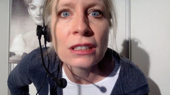 Frau mit Headset nah an Kamera