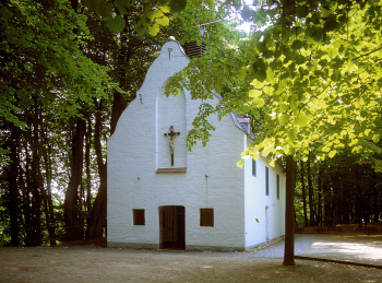 weiß gestrichene Kapelle im Wald