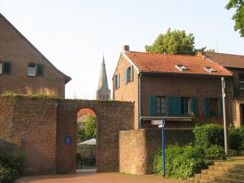 Ansicht der alten Stadtmauer in Dülken mit Kirchturm St. Cornelius im Hintergrund