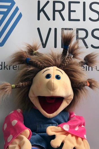 Portraitfoto einer Plüsch-Puppe mit dem Namen Lieselotte Quirl