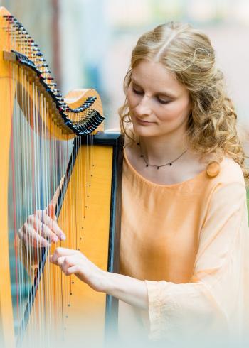 Portraitfoto Giedrė Šiaulytė; Frau spielt Harfe