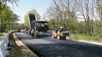 Bauarbeiter asphaltieren eine Straße