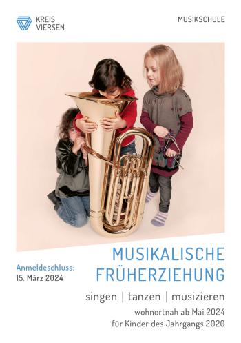 Musikalische Früherziehung 2024 - Deckblatt des Faltblattes mit drei kleinen Mädchen, die sich eine Tuba anschauen