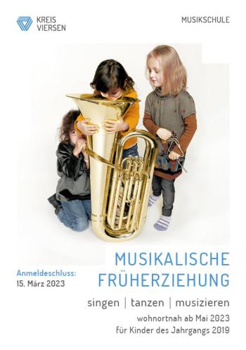 Musikalische Früherziehung 2023 - Deckblatt des Faltblattes mit drei kleinen Mädchen, die sich eine Tuba anschauen
