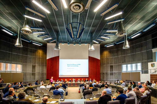 Konferenz in großem Sitzungssaal