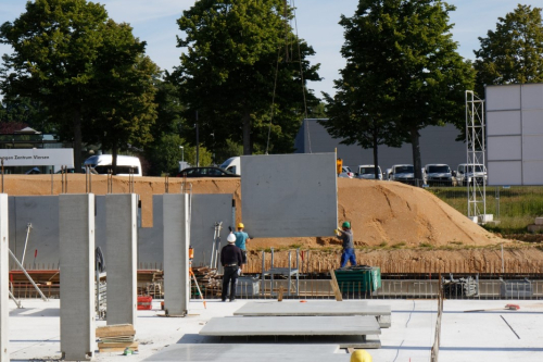 Fertigbetonteile werden auf Baustelle montiert