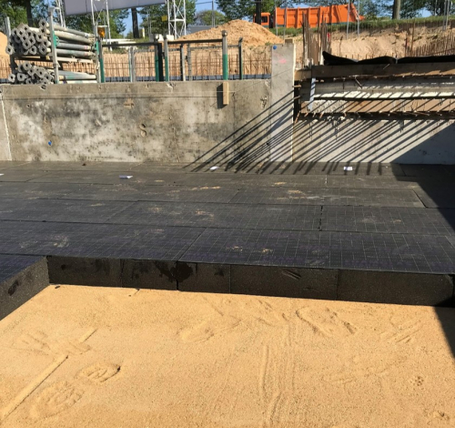 Bauteile auf Sand gebettet