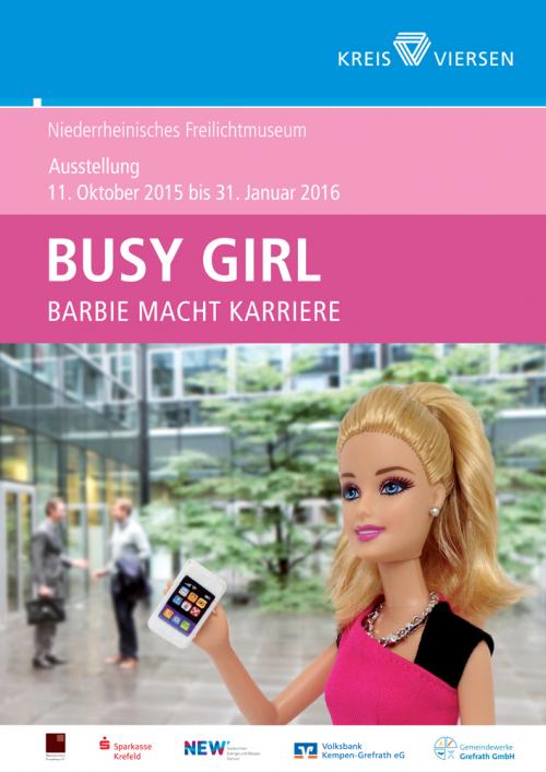 Plakat der Sonderausstellung "Busy Girl" zeigt Barbie-Puppe mit Smartphone
