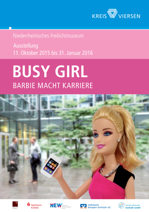 Plakat der Sonderausstellung "Busy Girl" zeigt Barbie-Puppe mit Smartphone